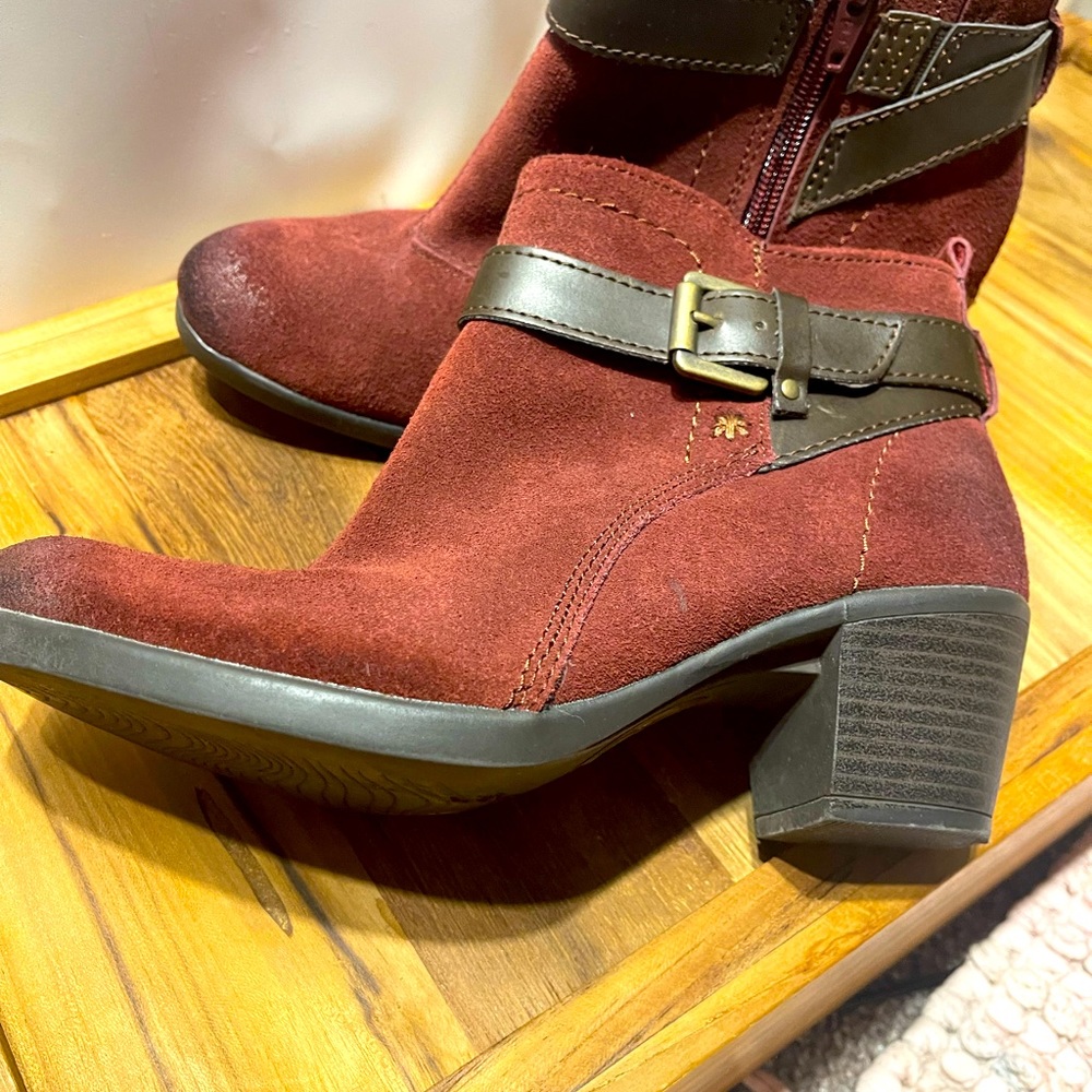 Earth Origins Kaia Burgundy Suede Booties Sz 7W